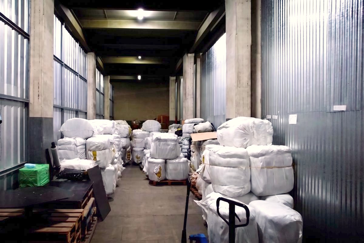 Mercadería embalada guardada en una baulera de +Metros