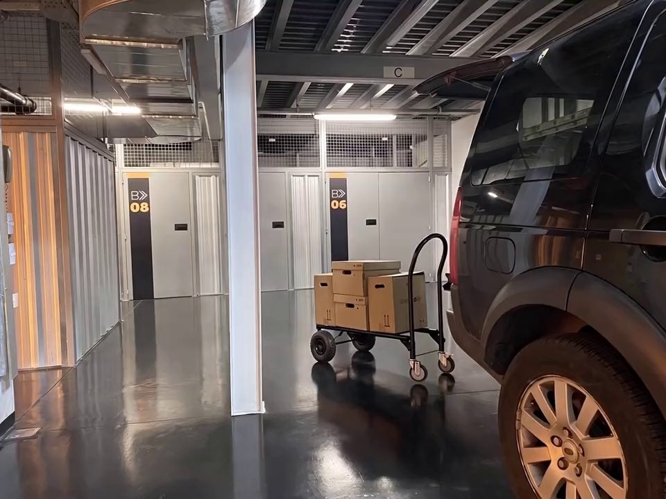 Una camioneta y un carro con cajas en el pasillo de +Metros Belgrano