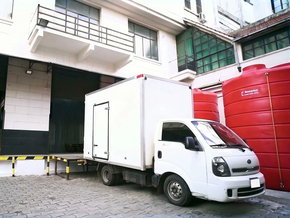 Un operario saca un pallet con cajas a la playa de carga de +Metros Once