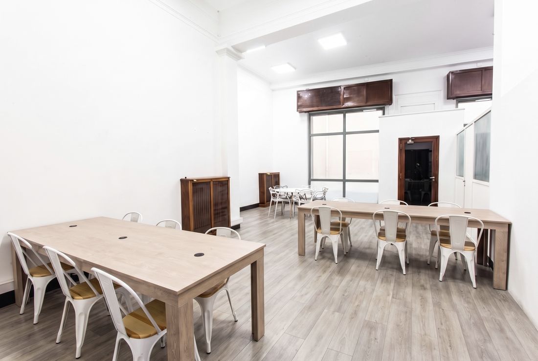 Espacio para trabajar de +Metros, con mesas e internet